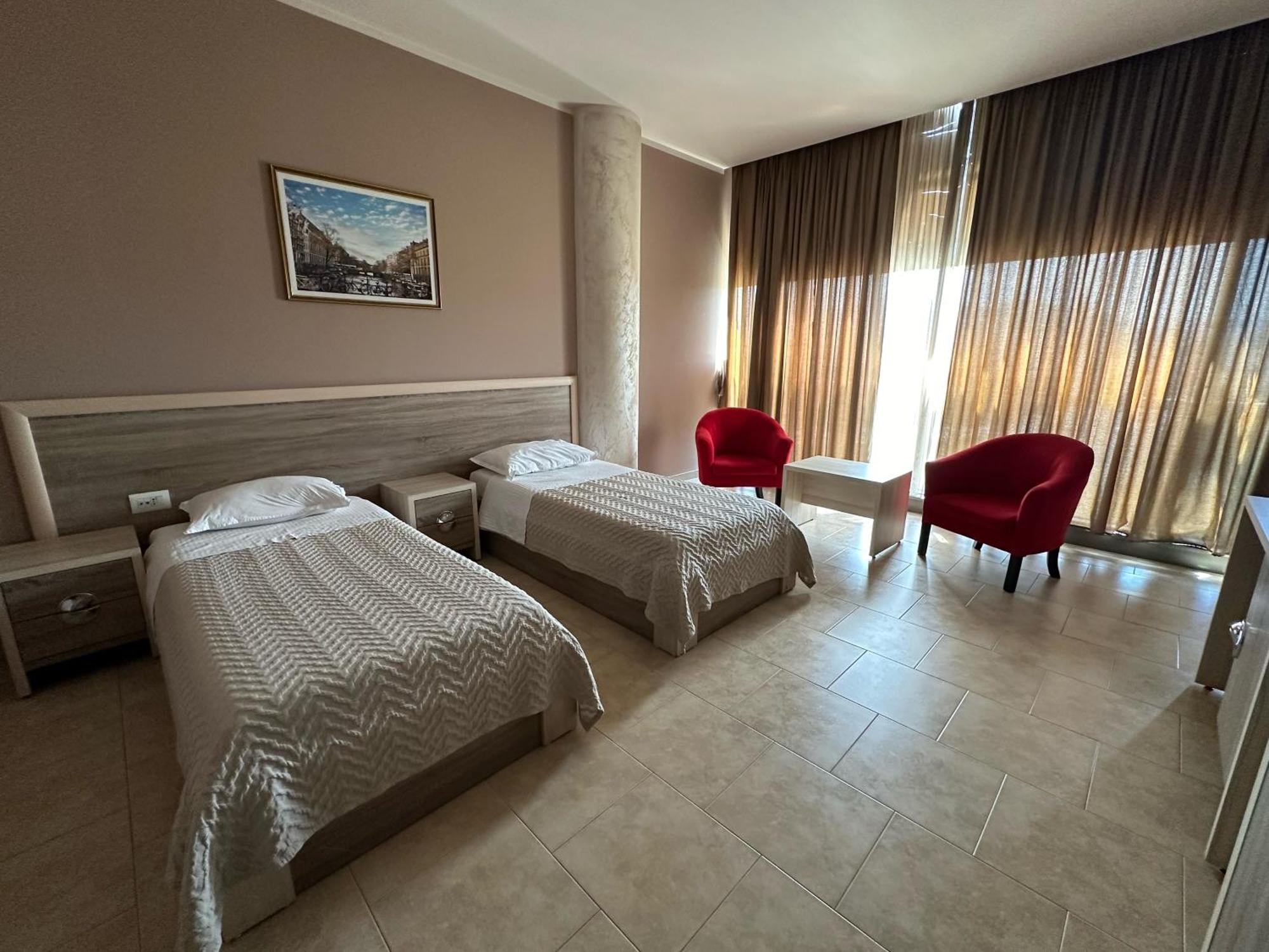 Hotel Terminal Tirana Bregu i Lumit Exteriör bild